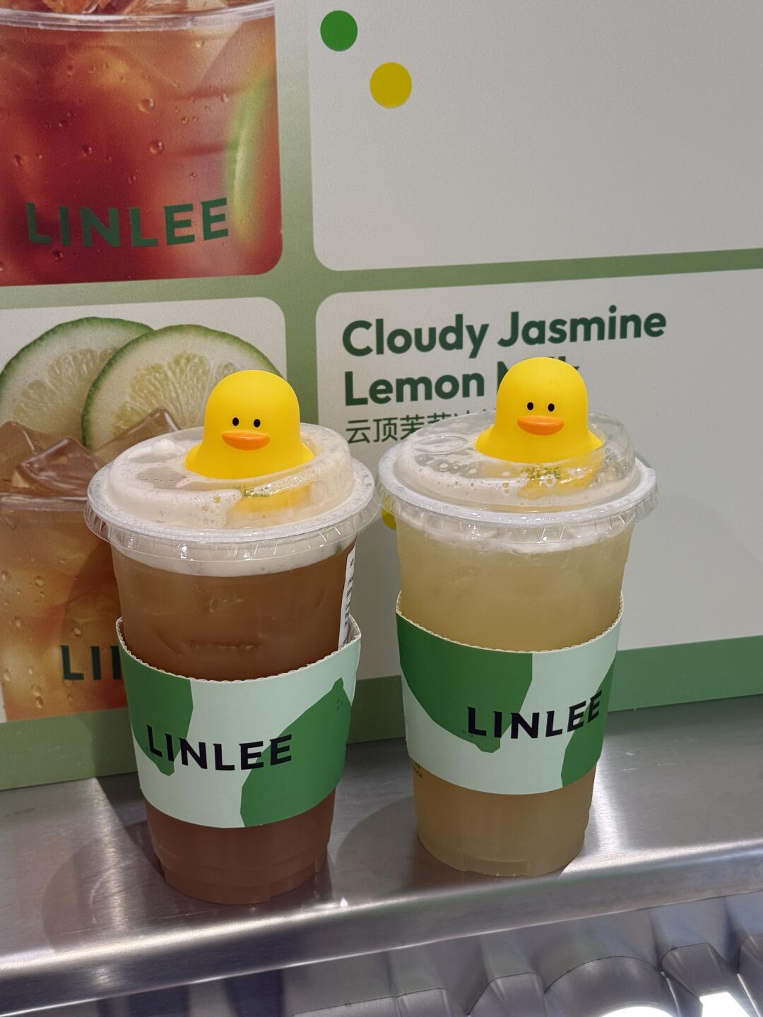 客户拍摄的林里饮品与小黄鸭